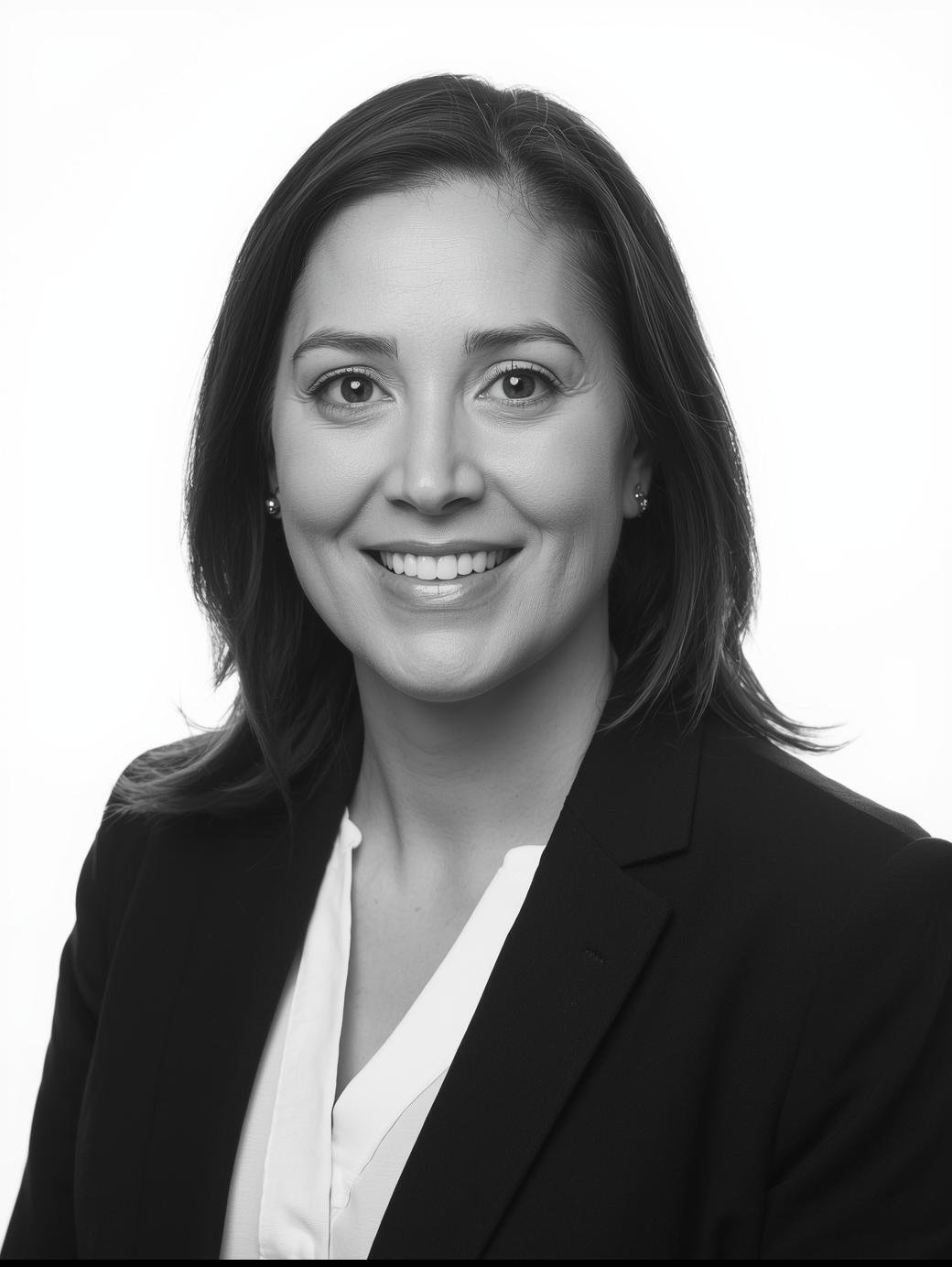 Portrait eine etwa 35 jährigen Frau, freundlich, businessmäßig. Freigestellt vor weißem Hintergrund. Schwarzweiß (1)