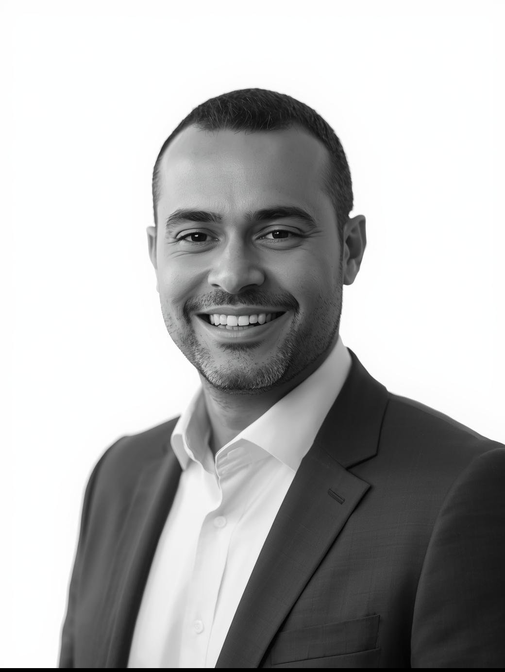 Portrait eines etwa 40 jährigen Mannes mit nordafrikanischem Aussehen. Freundlich, businessmäßig. Vor weißem Hintergrund freigestellt. Schwarzweiß.